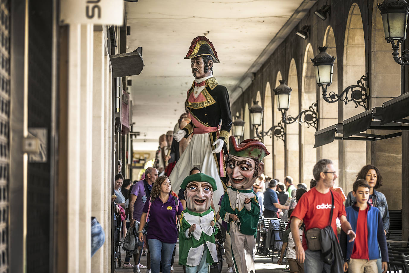 Fotos: Pasacalles de la comparsa de Gigantes y Cabezudos