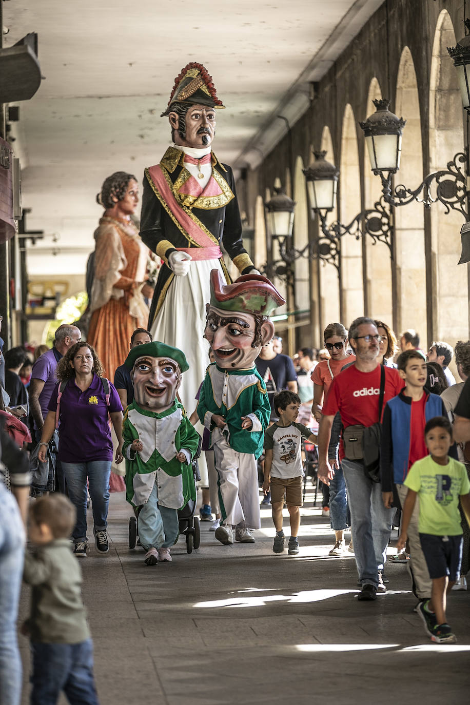 Fotos: Pasacalles de la comparsa de Gigantes y Cabezudos