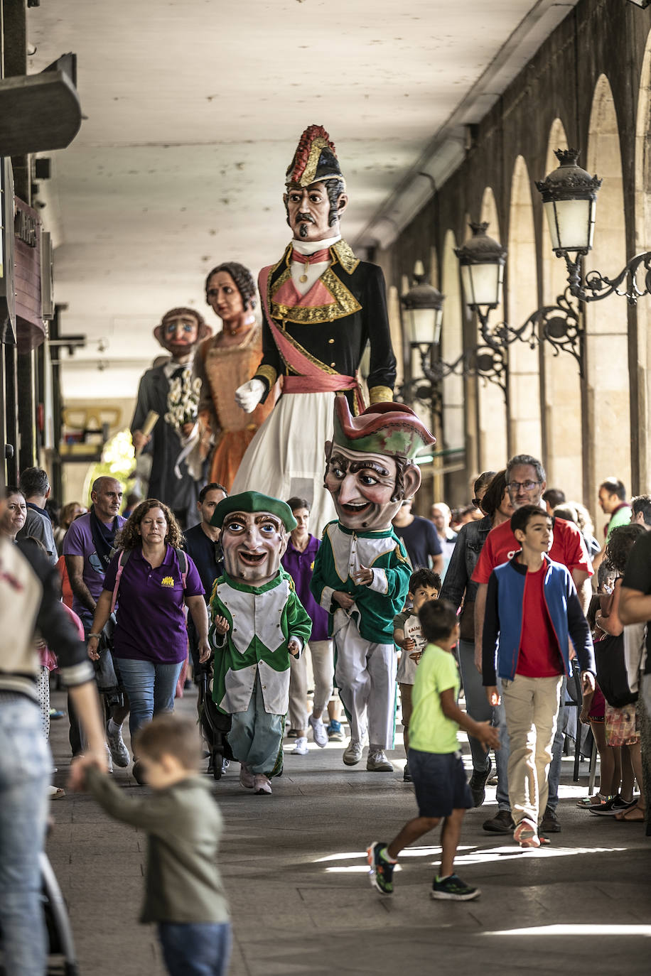 Fotos: Pasacalles de la comparsa de Gigantes y Cabezudos