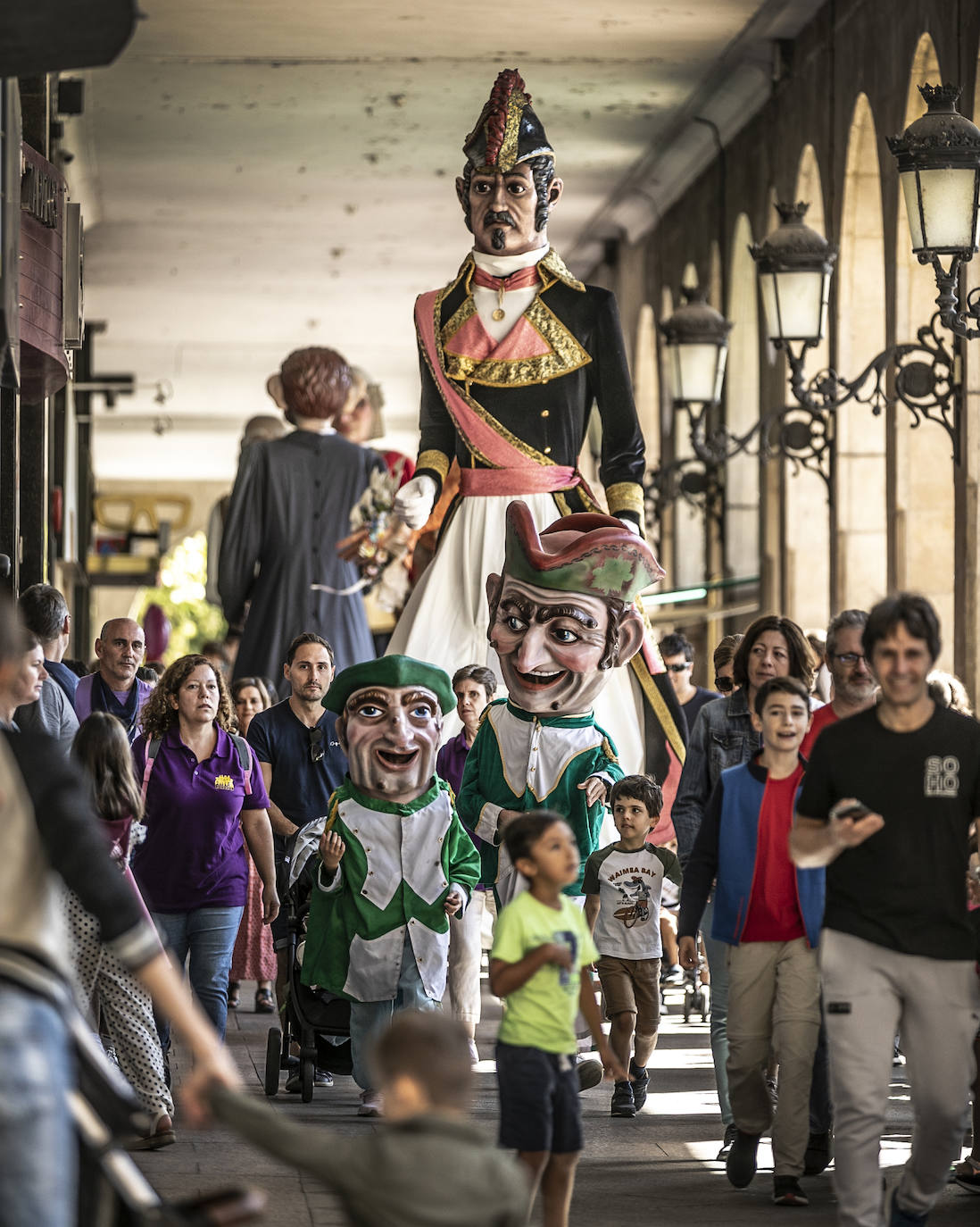 Fotos: Pasacalles de la comparsa de Gigantes y Cabezudos