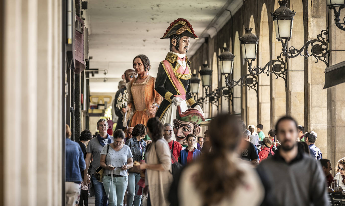 Fotos: Pasacalles de la comparsa de Gigantes y Cabezudos
