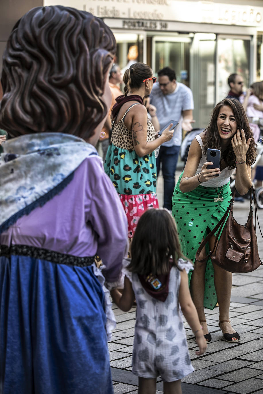 Fotos: Pasacalles de la comparsa de Gigantes y Cabezudos
