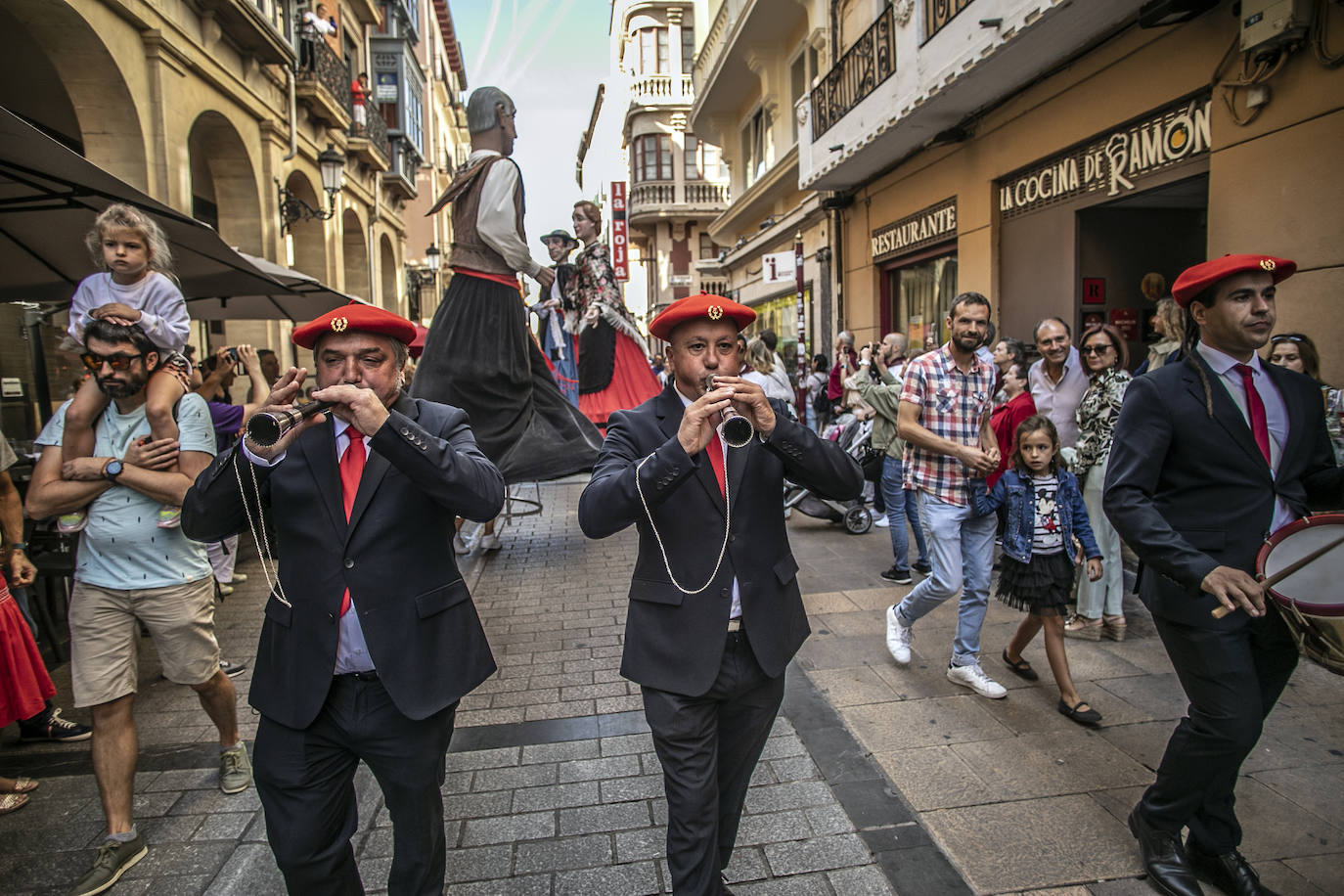 Fotos: Pasacalles de la comparsa de Gigantes y Cabezudos