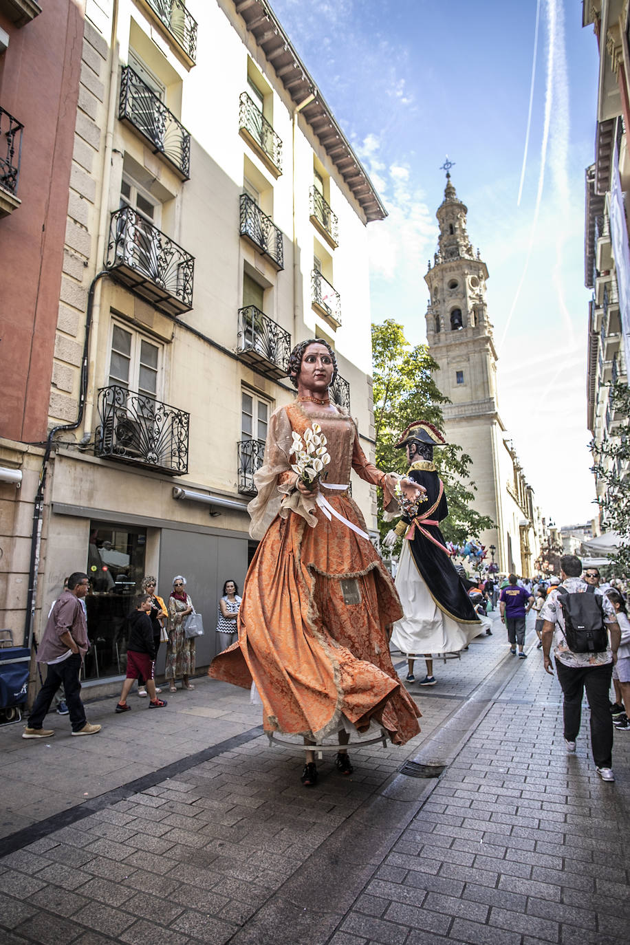 Fotos: Pasacalles de la comparsa de Gigantes y Cabezudos