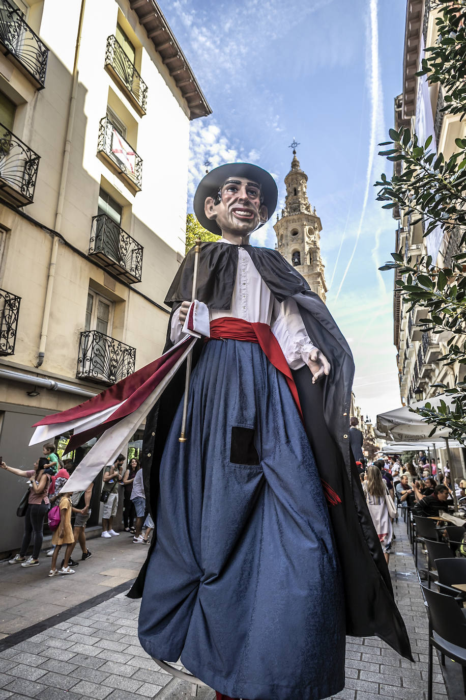 Fotos: Pasacalles de la comparsa de Gigantes y Cabezudos