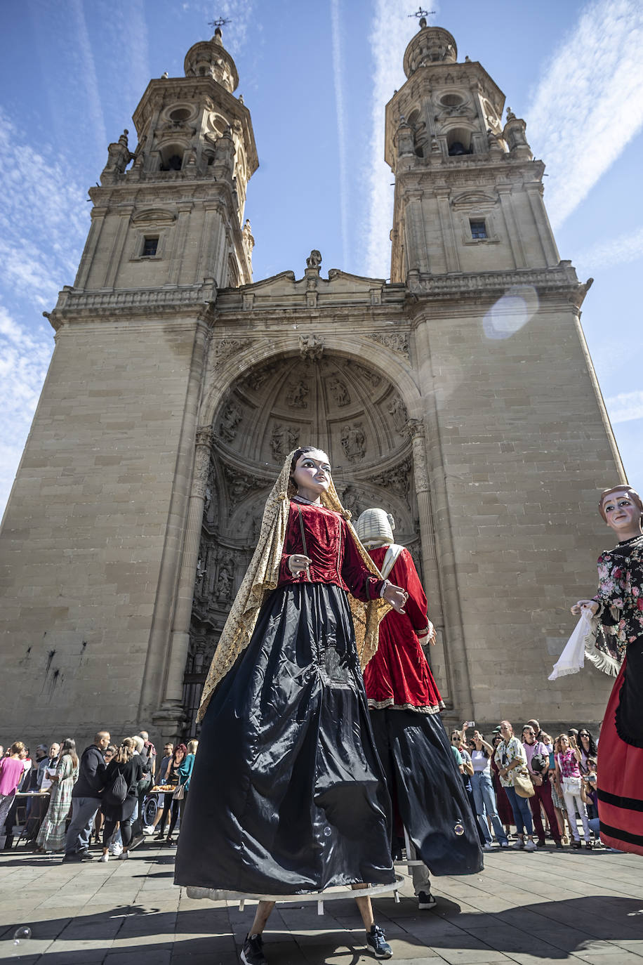 Fotos: Pasacalles de la comparsa de Gigantes y Cabezudos