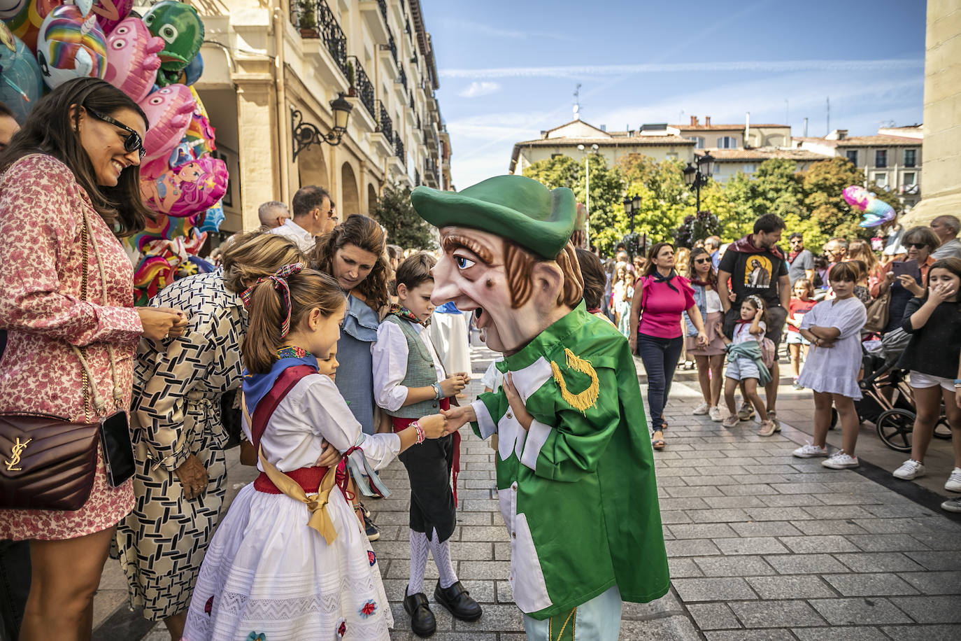 Fotos: Pasacalles de la comparsa de Gigantes y Cabezudos