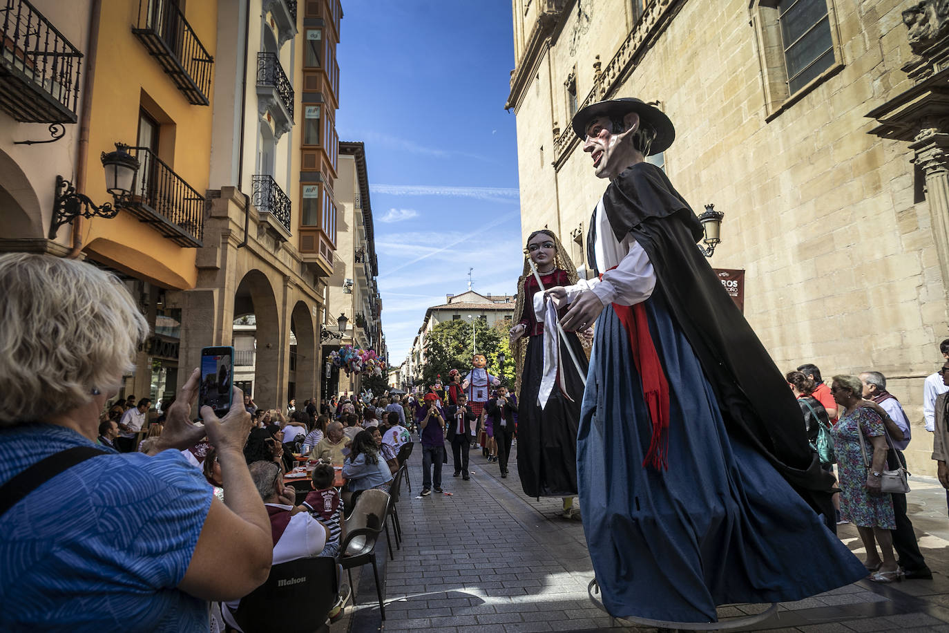 Fotos: Pasacalles de la comparsa de Gigantes y Cabezudos