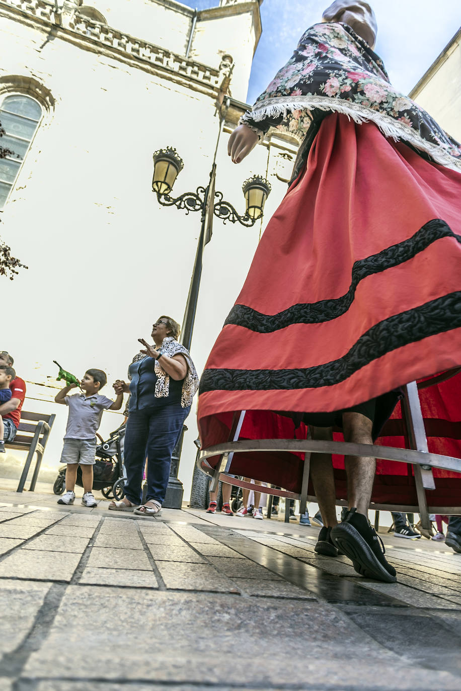 Fotos: Pasacalles de la comparsa de Gigantes y Cabezudos