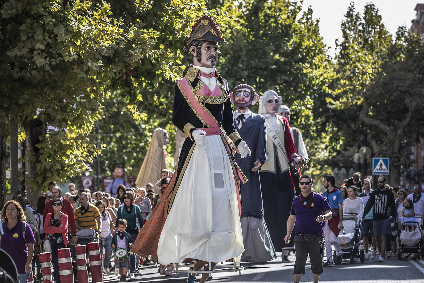 Fotos: Pasacalles de la comparsa de Gigantes y Cabezudos