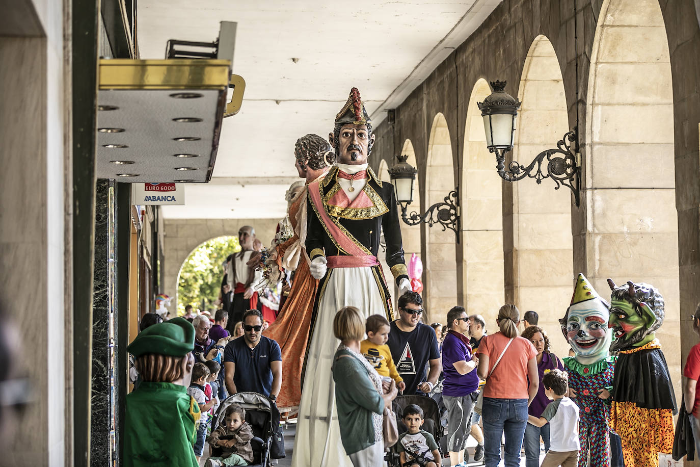 Fotos: Pasacalles de la comparsa de Gigantes y Cabezudos