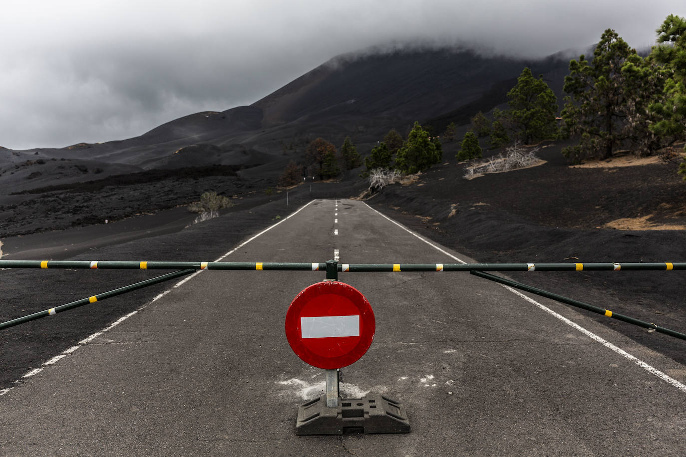 Carretera inutilizada por el manto de lava y ceniza en la localidad de Las Manchas.