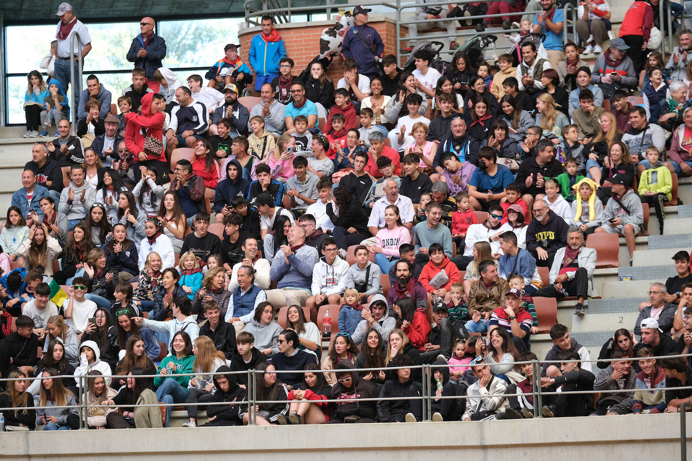 Fotos: Las vaquillas llenan La Ribera el domingo