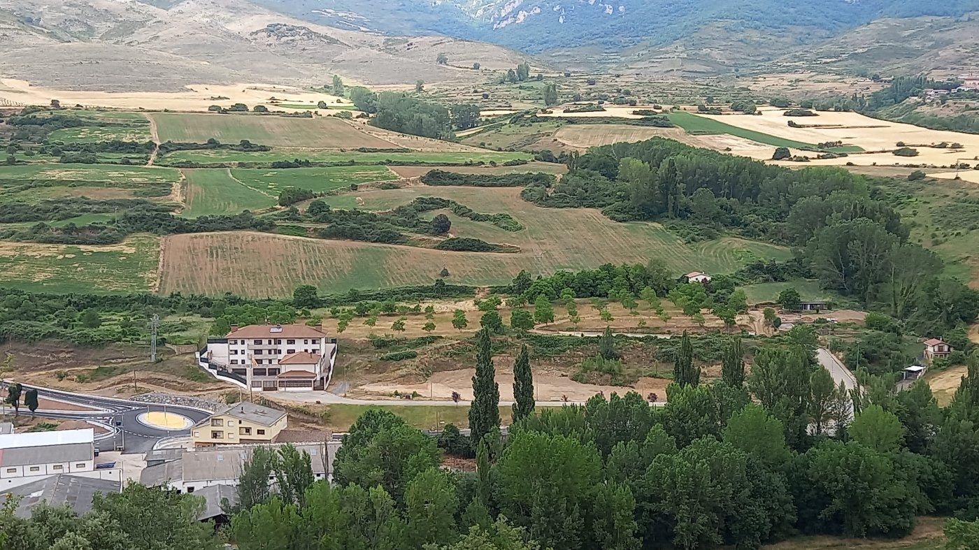Vista panorámica, desde la subida a Peña Seto, del lugar donde se construirá la residencia, en Fuente Tapia, detrás del cuartel de la Guardia Civil. 
