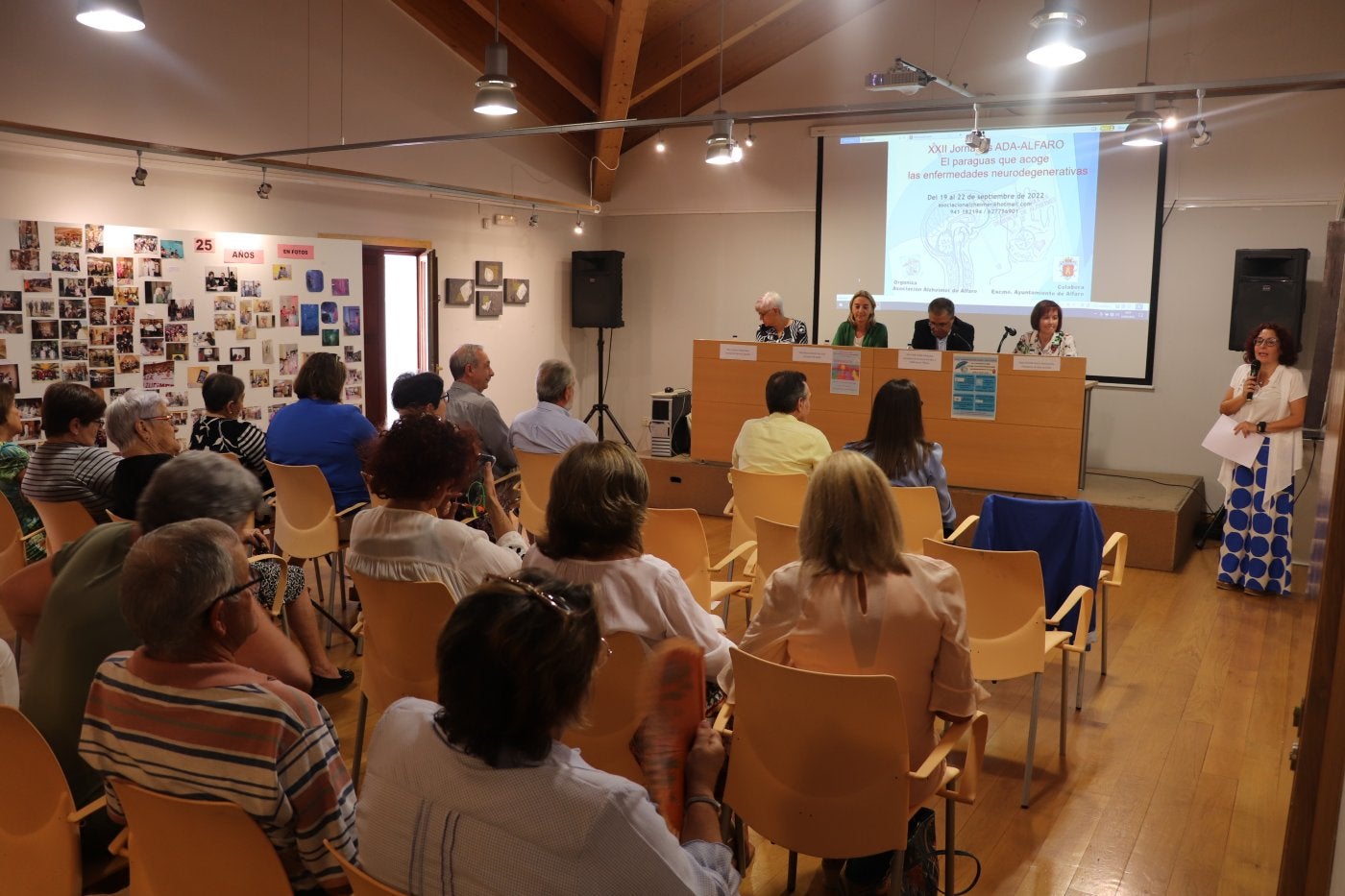 El público llenó la sala del antiguo ayuntamiento para abrir la exposición y las jornadas formativas. 