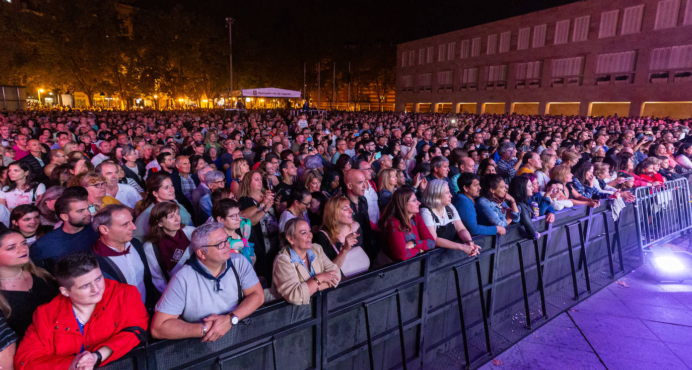 Fotos: Concierto de Café Quijano en la plaza del Ayuntamiento