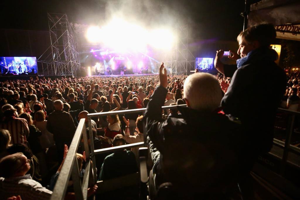 Fotos: Concierto de Café Quijano en la plaza del Ayuntamiento