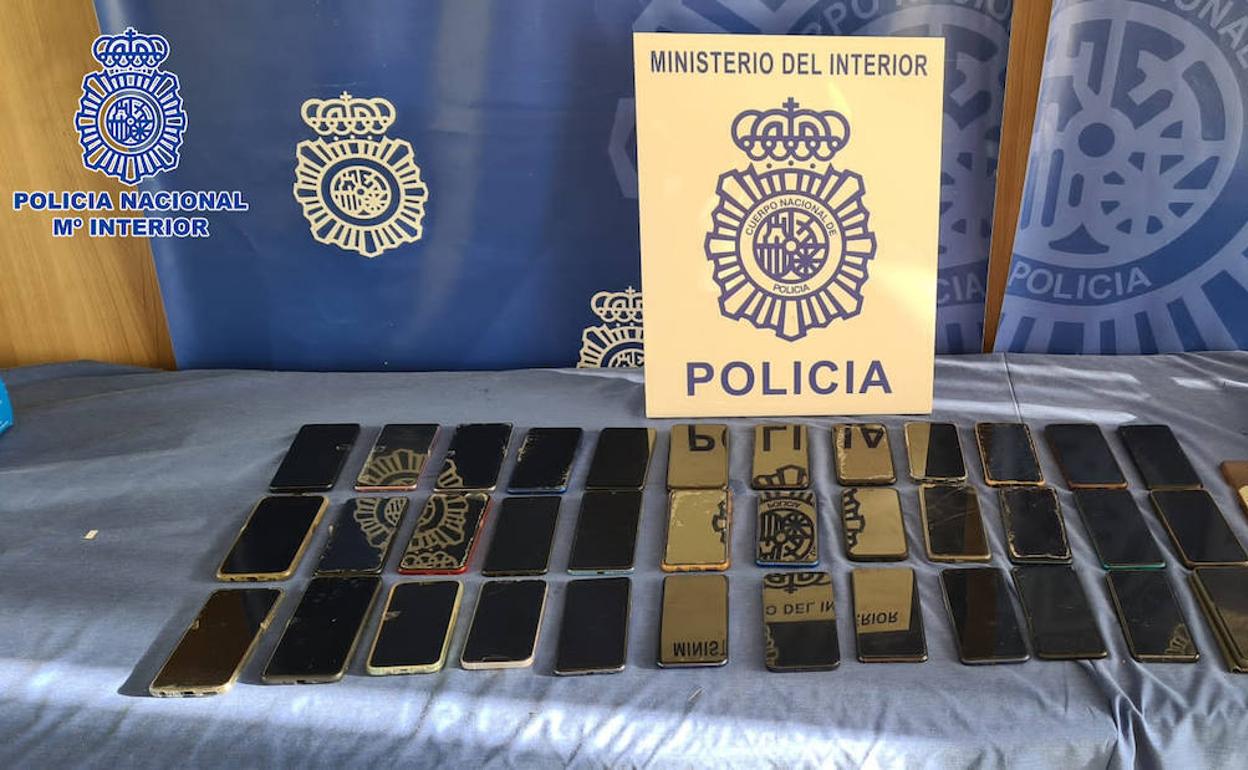 Robos de móviles en San Mateo: dos hombres detenidos con 52 teléfonos