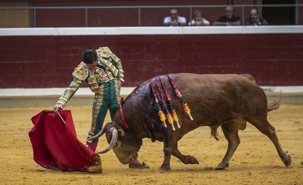 Un derechazo de Urdiales. 