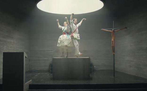 La imagen «ofensiva» de la danza sobre un altar no se retirará del vídeo promocional