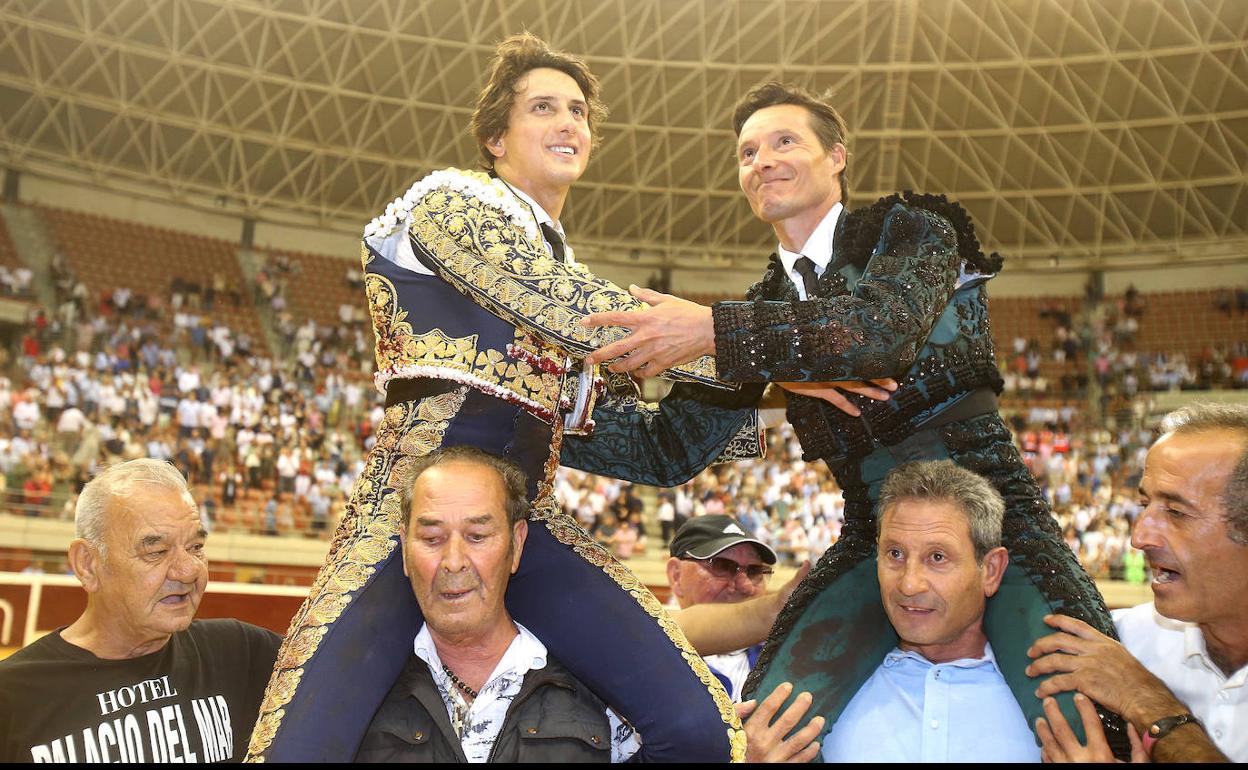 Roca Rey y Diego Urdiales han abierto la puerta grande de La Ribera. 