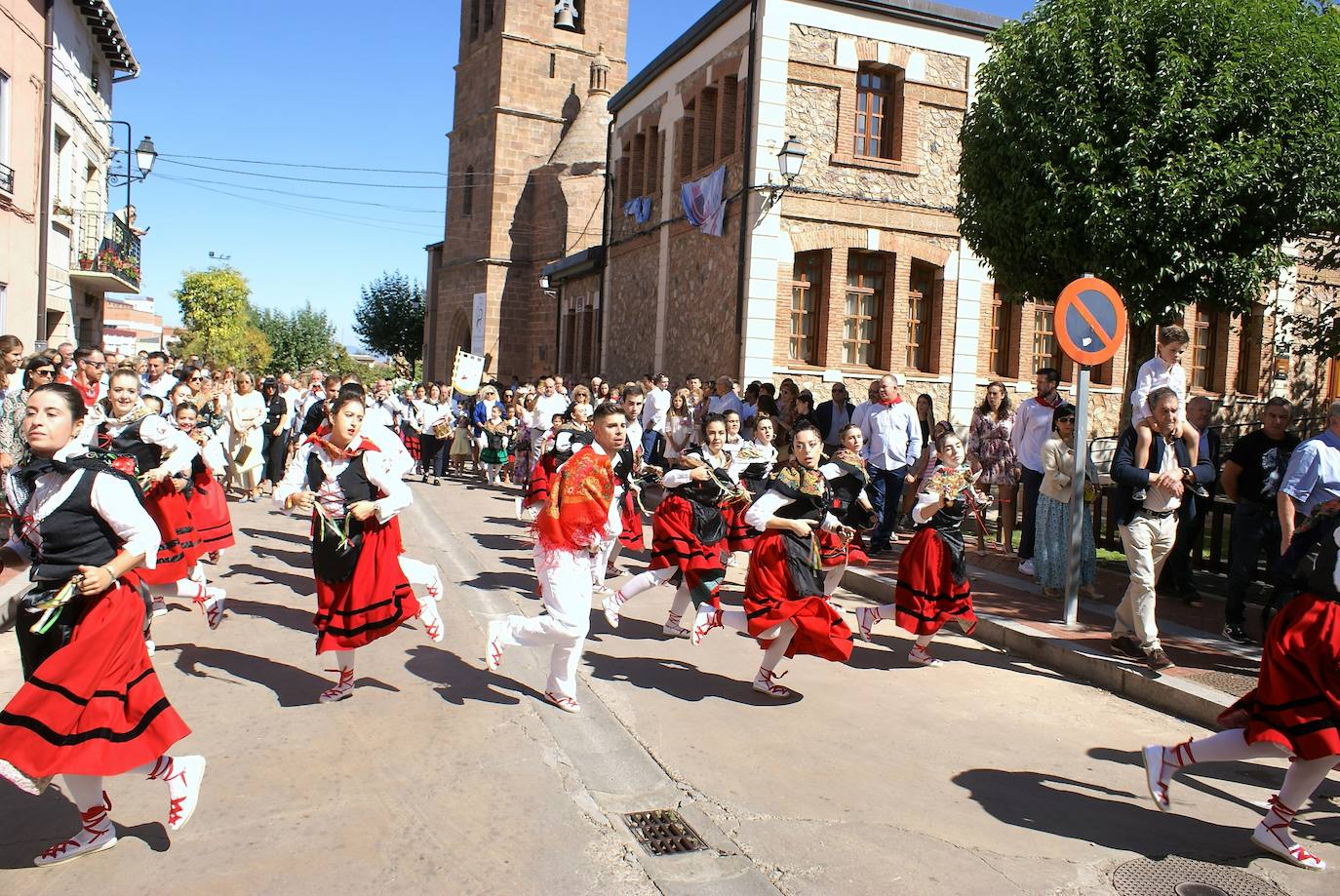 Fotos: Primer día grande de fiestas en Baños de Río Tobía