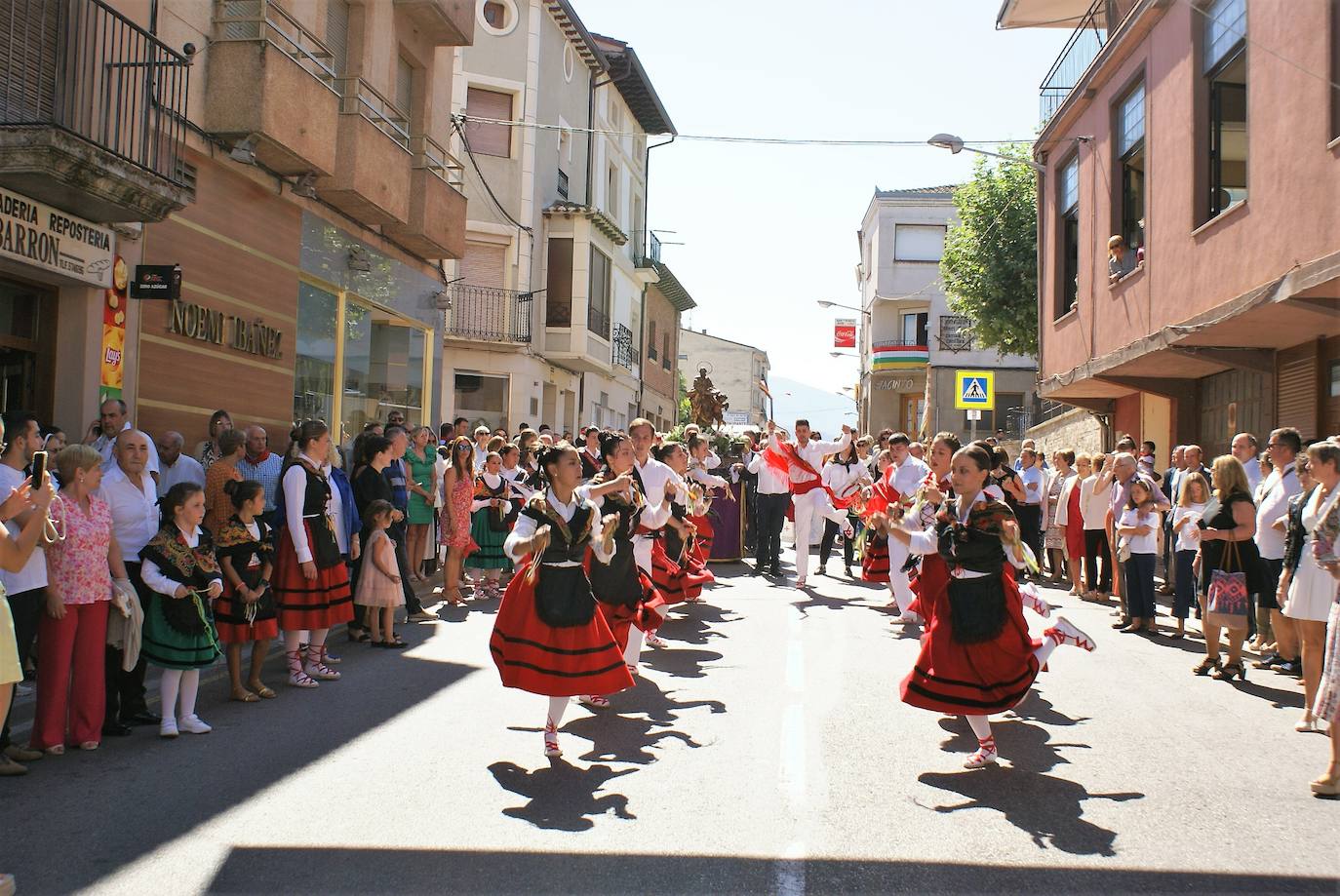 Fotos: Primer día grande de fiestas en Baños de Río Tobía