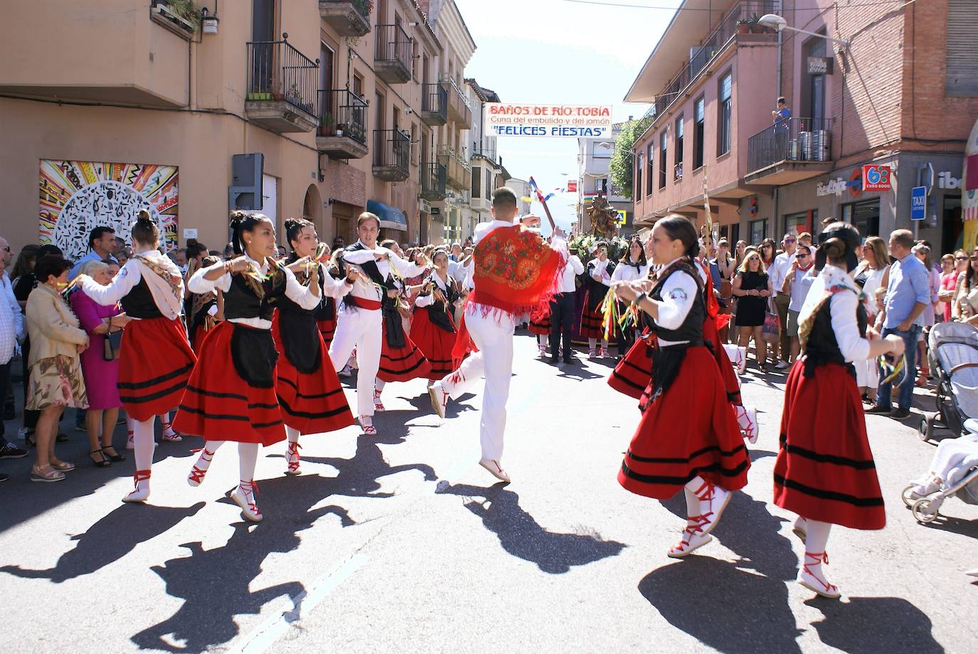 Fotos: Primer día grande de fiestas en Baños de Río Tobía