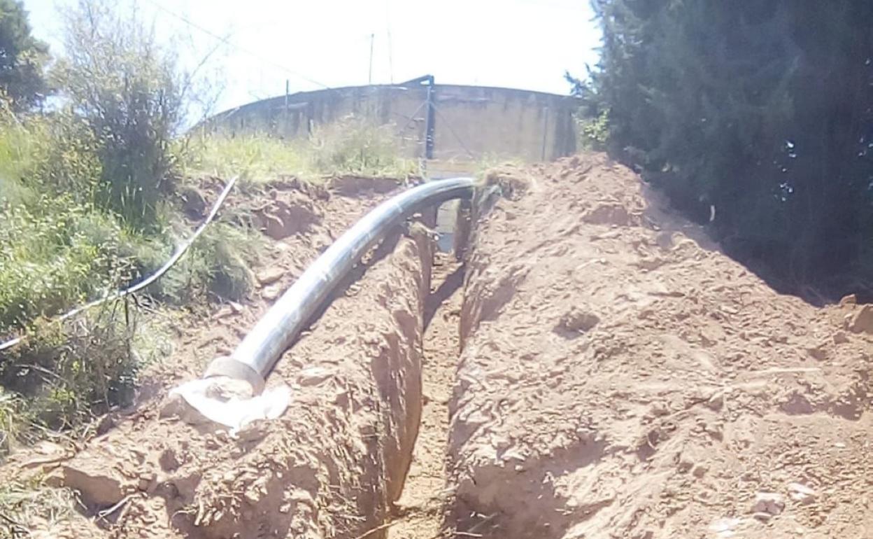 Obras en la red de agua, junto al depósito, en una anterior fase. 