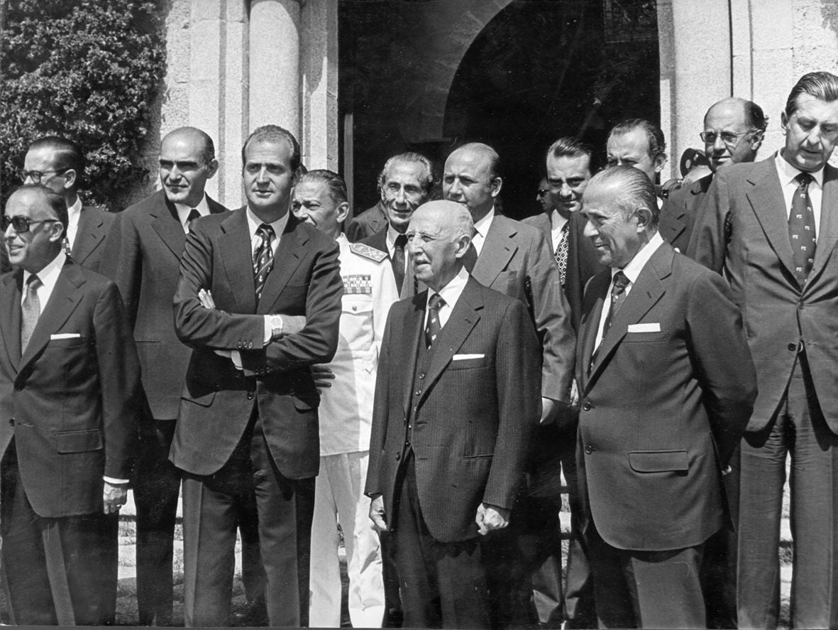 El rey emérito, Juan Carlos I, posa con Francisco Franco y otras personalidades tras la celebración de un Consejo de Ministros celebrado en el Pazo de Meirás.