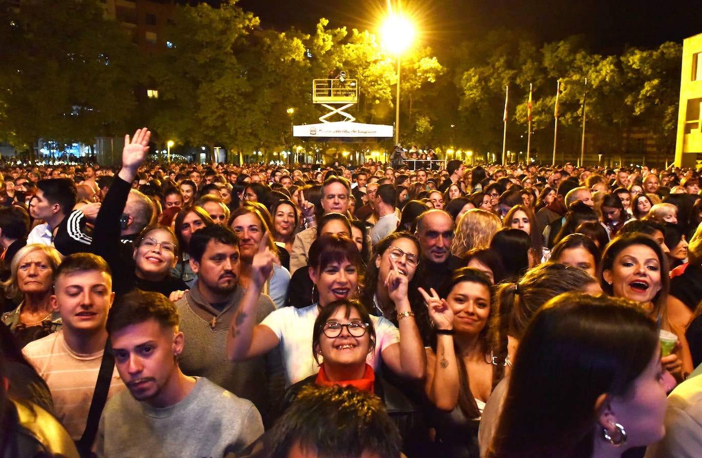 Fotos: Vanesa Martín llenó la plaza del Ayuntamiento de Logroño en su concierto de San Mateo