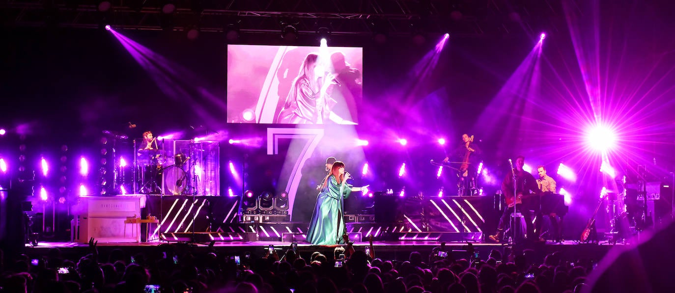 Fotos: Vanesa Martín llenó la plaza del Ayuntamiento de Logroño en su concierto de San Mateo