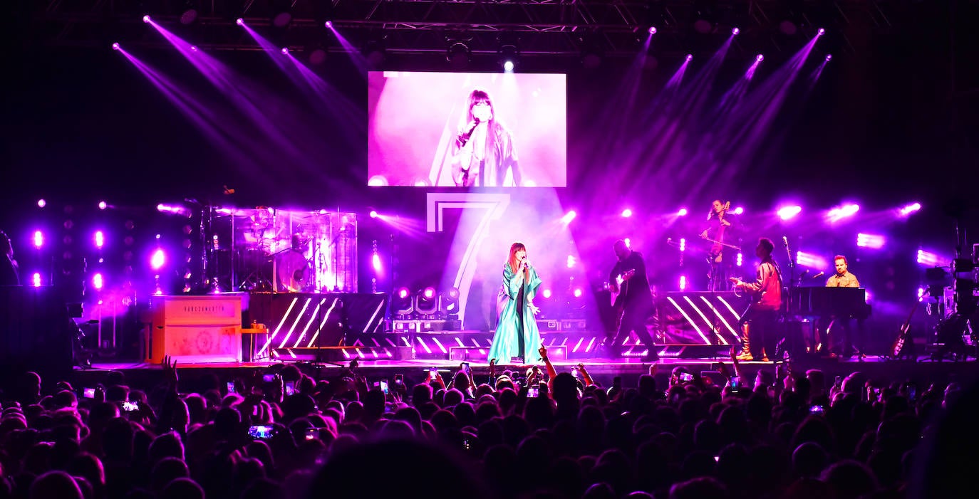 Fotos: Vanesa Martín llenó la plaza del Ayuntamiento de Logroño en su concierto de San Mateo