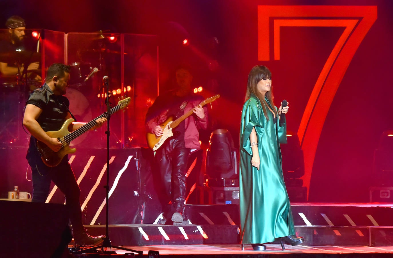 Fotos: Vanesa Martín llenó la plaza del Ayuntamiento de Logroño en su concierto de San Mateo
