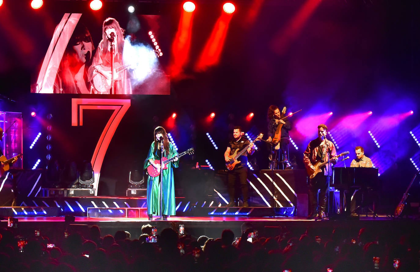 Fotos: Vanesa Martín llenó la plaza del Ayuntamiento de Logroño en su concierto de San Mateo