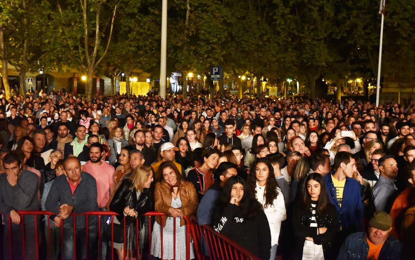 Fotos: Vanesa Martín llenó la plaza del Ayuntamiento de Logroño en su concierto de San Mateo