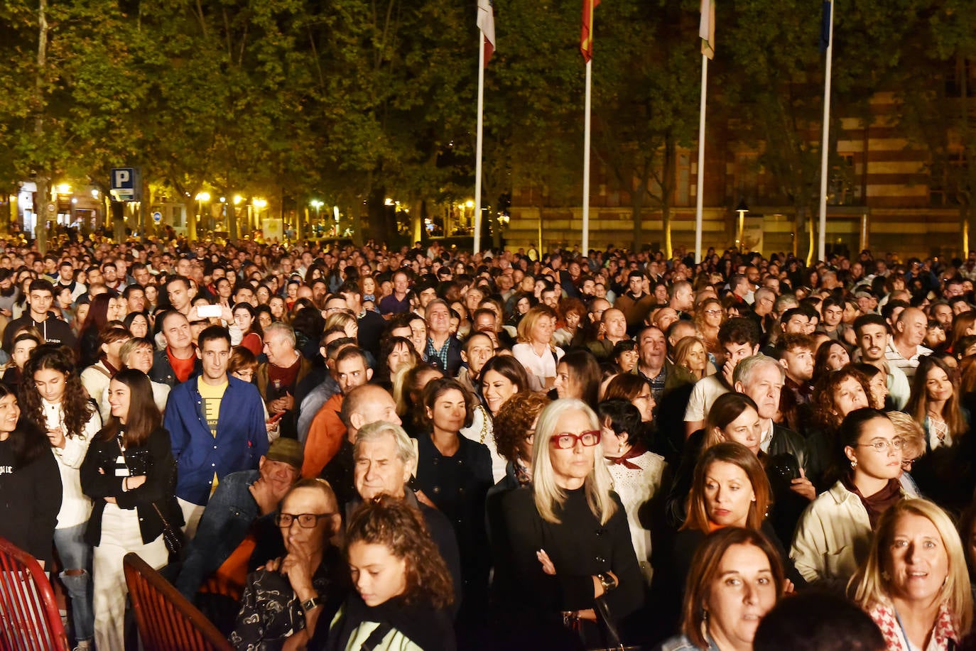 Fotos: Vanesa Martín llenó la plaza del Ayuntamiento de Logroño en su concierto de San Mateo