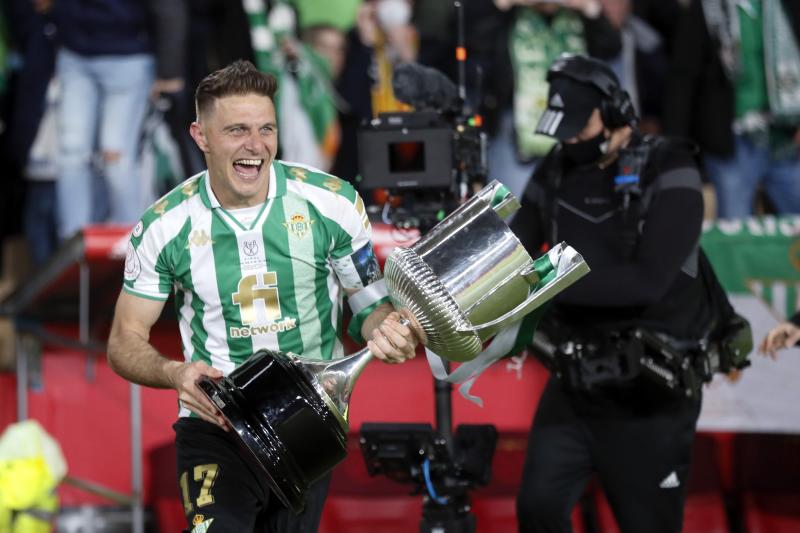 Joaquín sostiene la Copa del Rey cosechada en las filas béticas la pasada temporada.