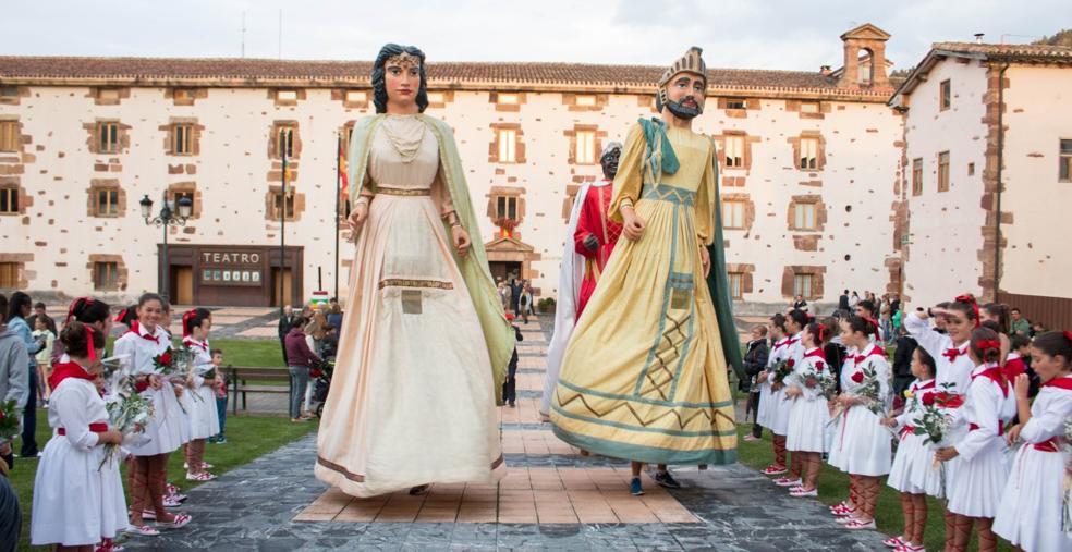 El grupo municipal de danzas hace el pasillo a los gigantes en el inicio, en la tarde de ayer, de las fiestas de la Virgen de Allende y Gracias. 