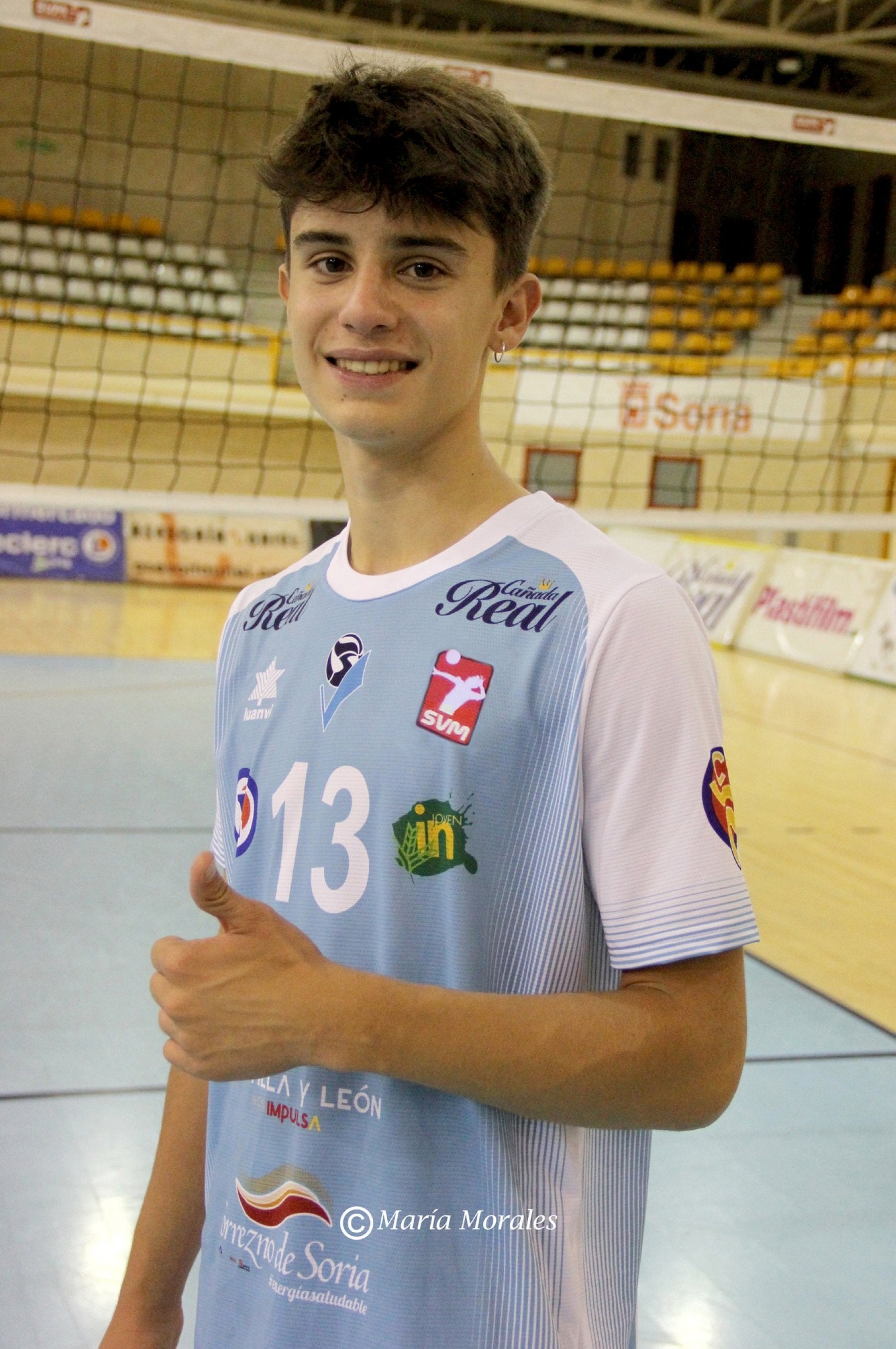Rodrigo posa con la camiseta del Río Duero Soria. 