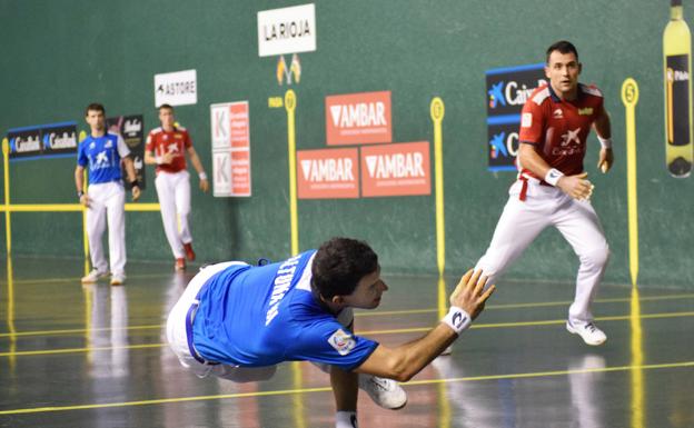 Altuna devuelve la pelota ante la mirada de Jaka. 