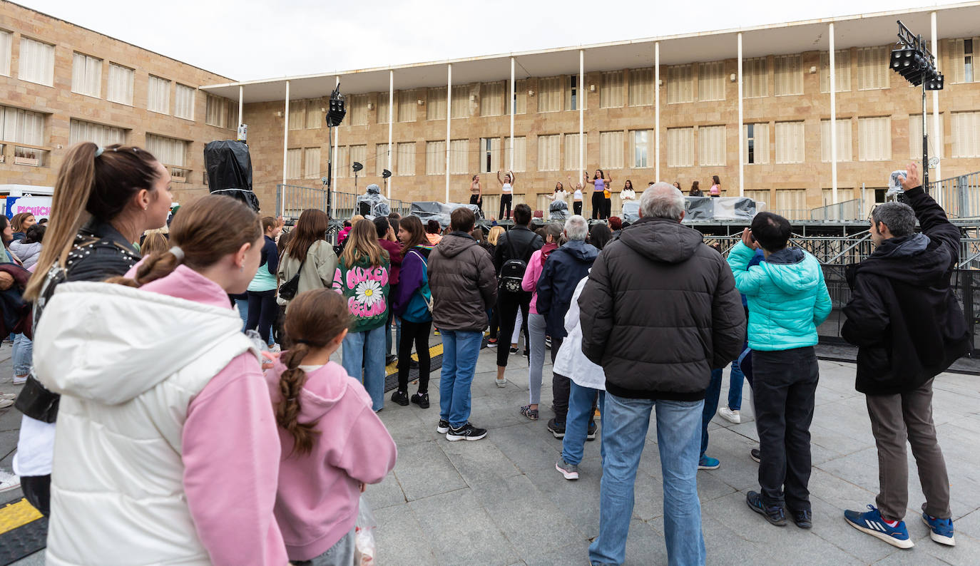 Fotos: Las Twin Melody movilizan Logroño con un Tik Tok masivo