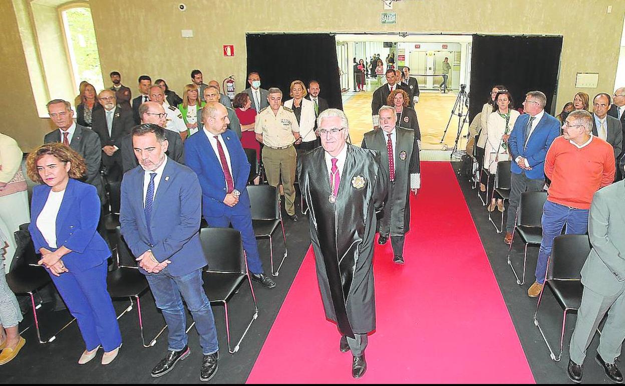 Javier Marca, en primer plano, minutos antes de comenzar ayer el acto de inauguración del año judicial en La Rioja. 