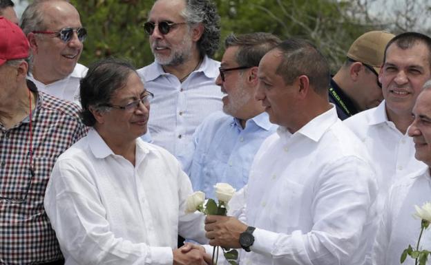 El presidente de Colombia, Gustavo Petro, estrecha la mano del ministro de Transporte de Venezuela, Ramón Celestino Velásquez.