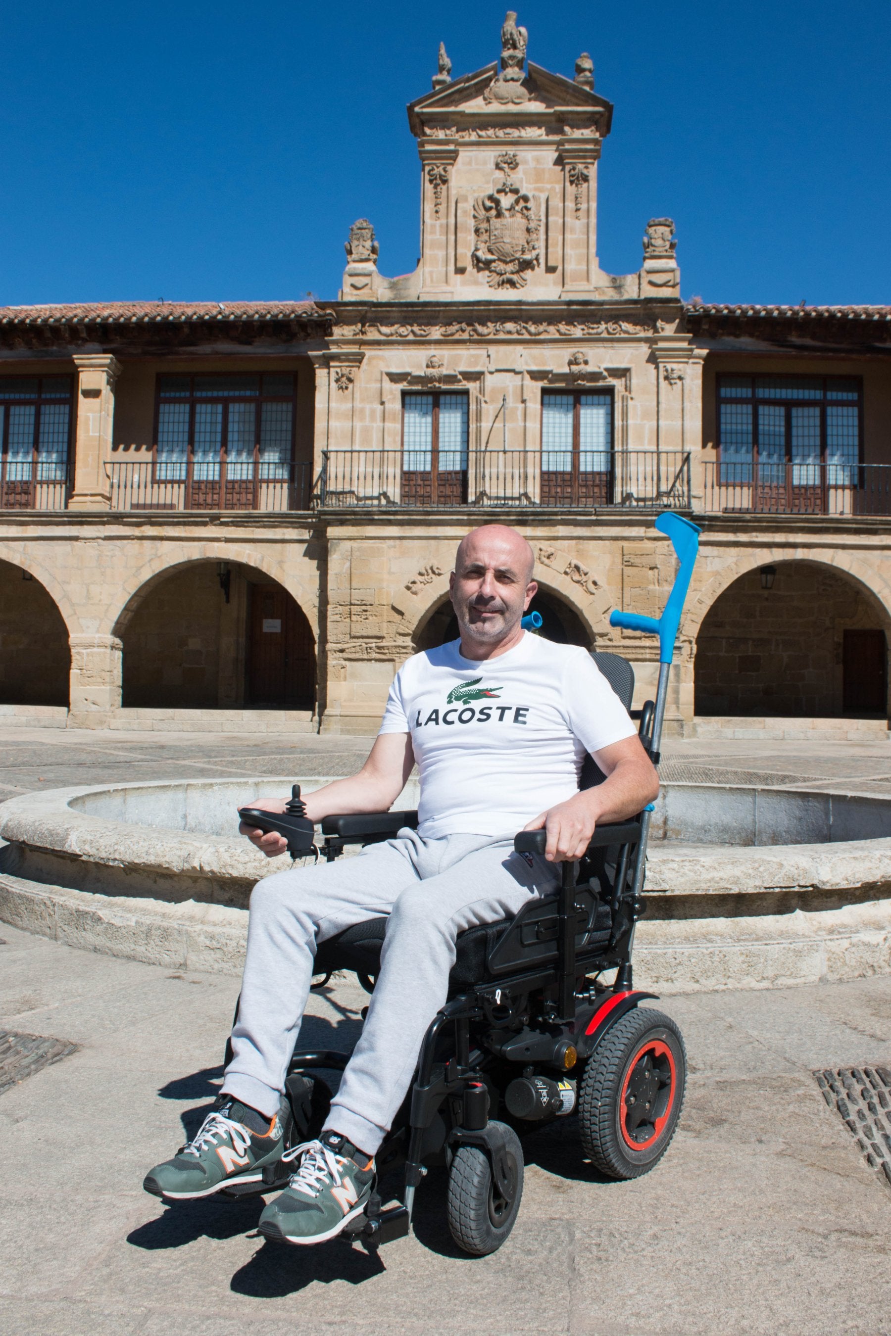 Francisco Riaño, en la plaza de España de Santo Domingo de la Calzada, ciudad en la que vive. 