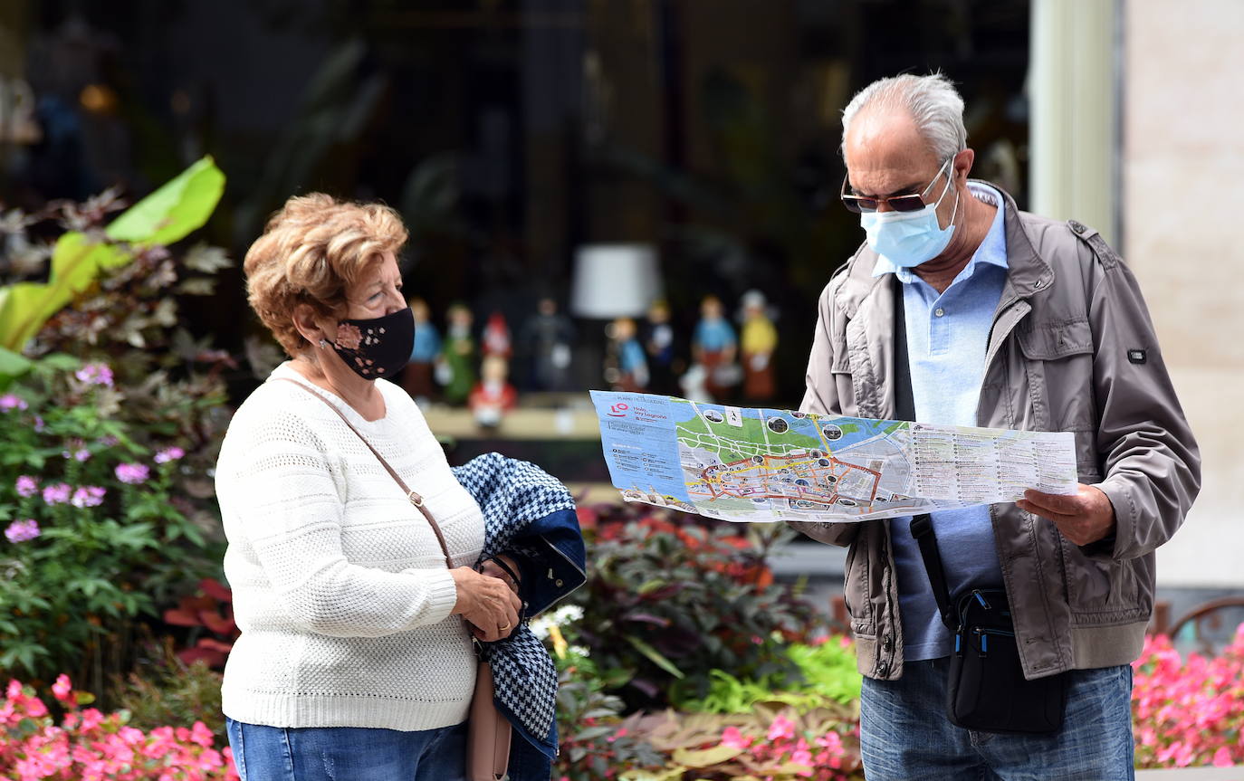 Dos turistas consultan un mapa en las calles de Logroño. 