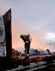 Imagen secundaria 2 - El incendio de un camión de paja obliga a cortar la N-120 en Santo Domingo durante siete horas