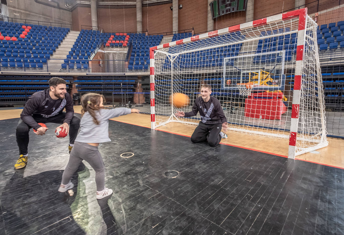 Fotos: Una jornada de balonmano para los más peques