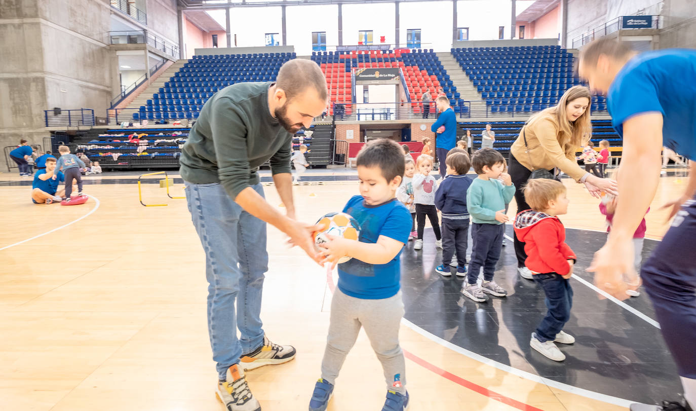 Fotos: Una jornada de balonmano para los más peques