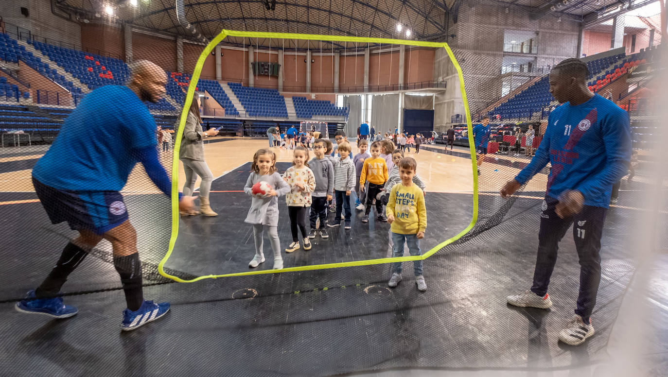 Fotos: Una jornada de balonmano para los más peques